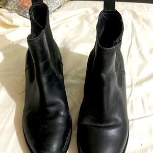 Cole haan boots as you can see in the pictures size 6.5